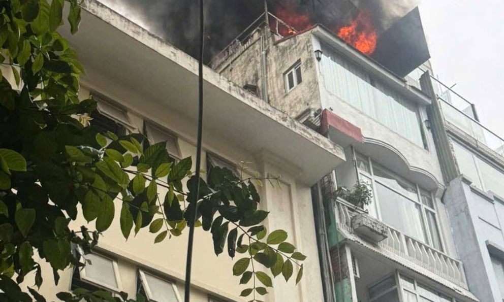 Hà Nội: Cháy nhà cạnh trường tiểu học ở quận Hoàn Kiếm, nhiều học sinh phải sơ tán ra ngoài