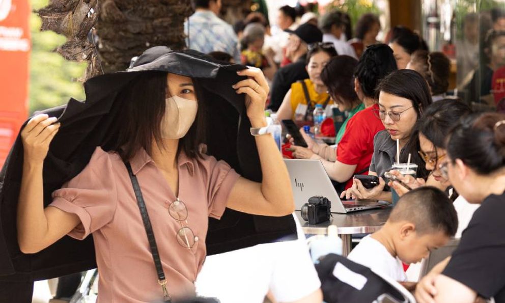 Nắng như rang ở Sài Gòn: Dân văn phòng đau đầu giữa trưa hè 