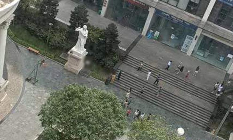 Người đàn ông rơi từ tầng cao chung cư ở Hà Nội xuống đất tử vong: Camera ghi lại được gì?