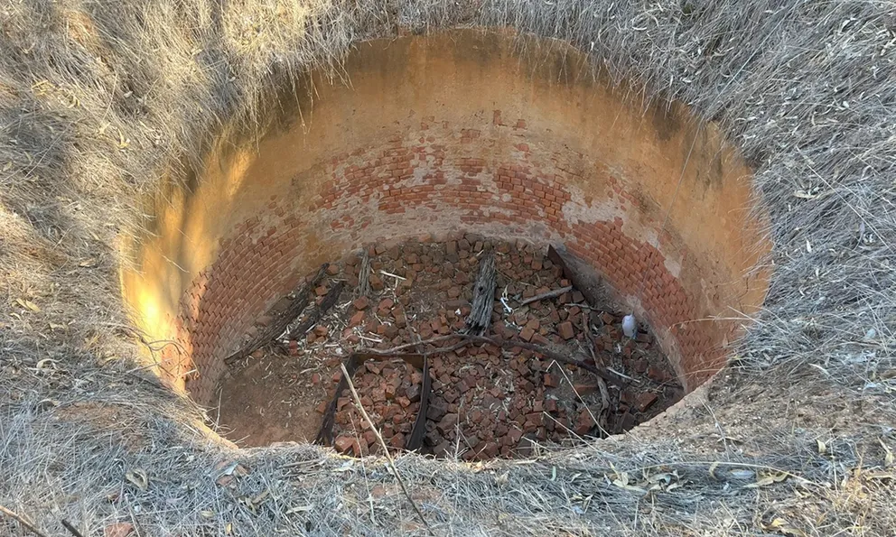 Đang đi bộ, người dân có phát hiện rùng rợn chưa từng thấy dưới giếng sâu