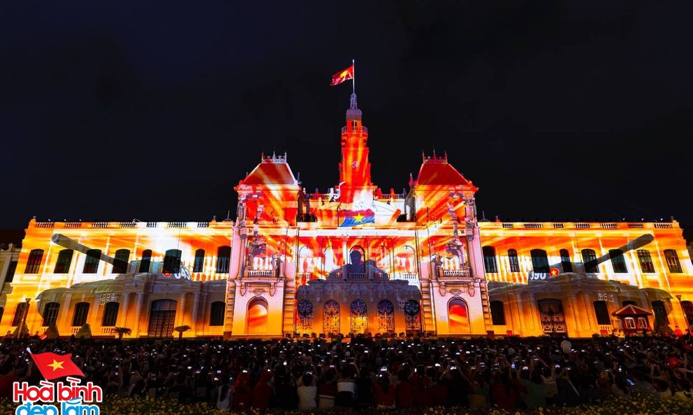 Người dân hò reo khi chứng kiến hai xe tăng lịch sử xuất hiện trong màn 3D mapping tại toà nhà UBND TP.HCM