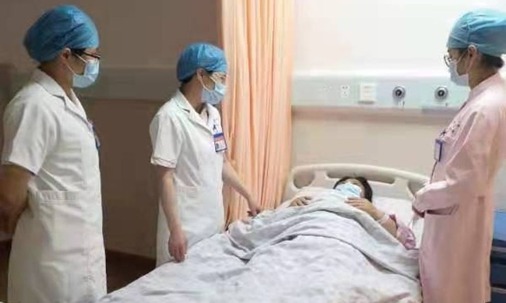 Người phụ nữ phát hiện ung thư, bác sĩ nhìn vào tủ lạnh liền hét lớn: “Ăn 3 thứ này dạ dày bằng sắt cũng hỏng”