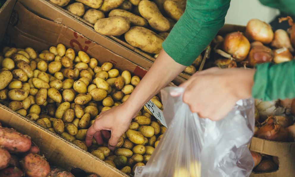 Đi chợ thấy 4 kiểu khoai tây này cho không cũng đừng lấy! Ăn đến đâu cơ thể bị “nhiễm độc” đến đấy