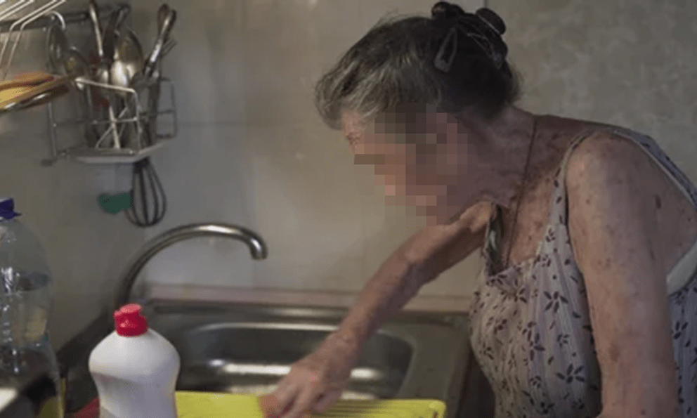 Người phụ nữ 67 tuổi tử vong khi đang rửa bát, bác sĩ khuyến cáo: Rửa bát chú ý tránh 3 việc