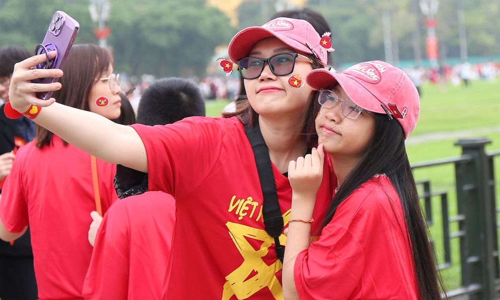 Tạm gác những chuyến du lịch xa, hàng trăm bậc phụ huynh đưa con về Lăng Bác trong ngày đại lễ 30/4