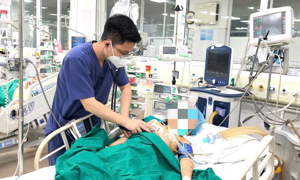 Cứu bé gái 7 tuổi chơi bóng đá bị gỗ mục đâm vào chân dẫn đến mắc uốn ván