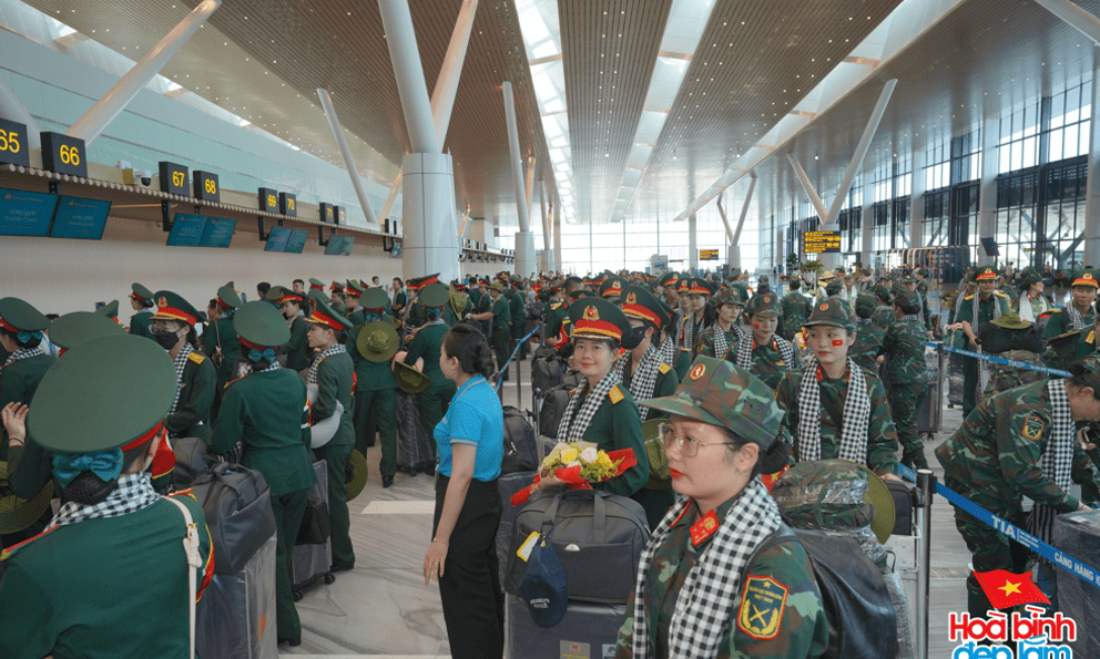 Cảnh tượng hiếm có ở sân bay Tân Sơn Nhất: Một màu xanh đồng loạt khiến ai cũng ngoái nhìn!