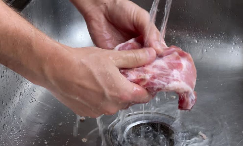 Thịt, cá mua từ siêu thị về có cần rửa lại không? Chuyên gia cảnh báo