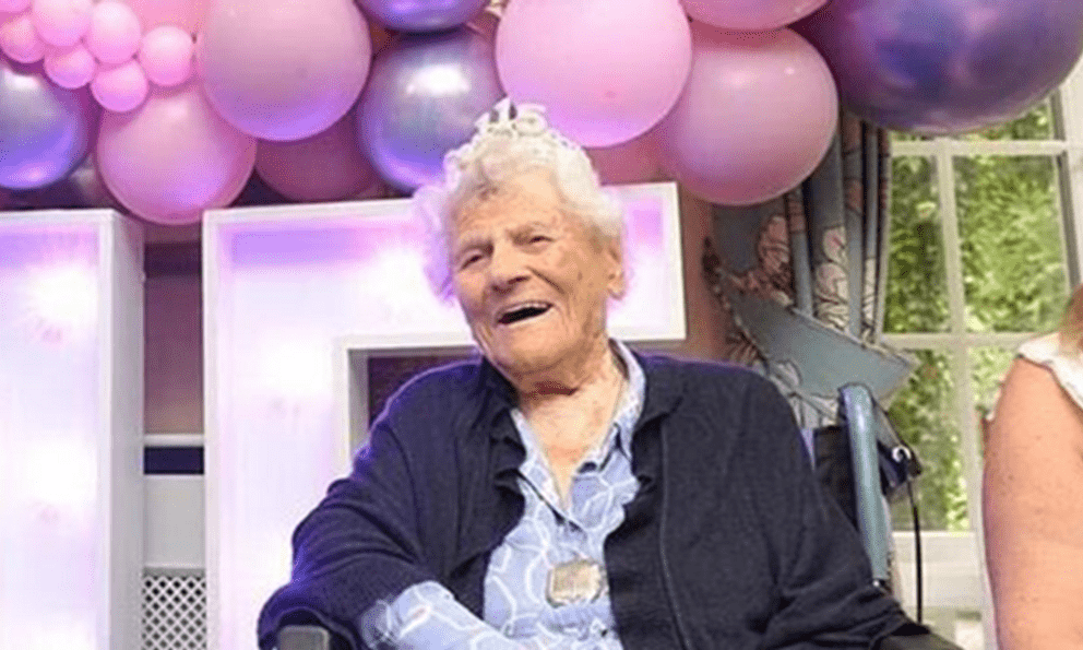 Người phụ nữ Anh 115 tuổi trở thành người già nhất thế giới, tin vào việc 