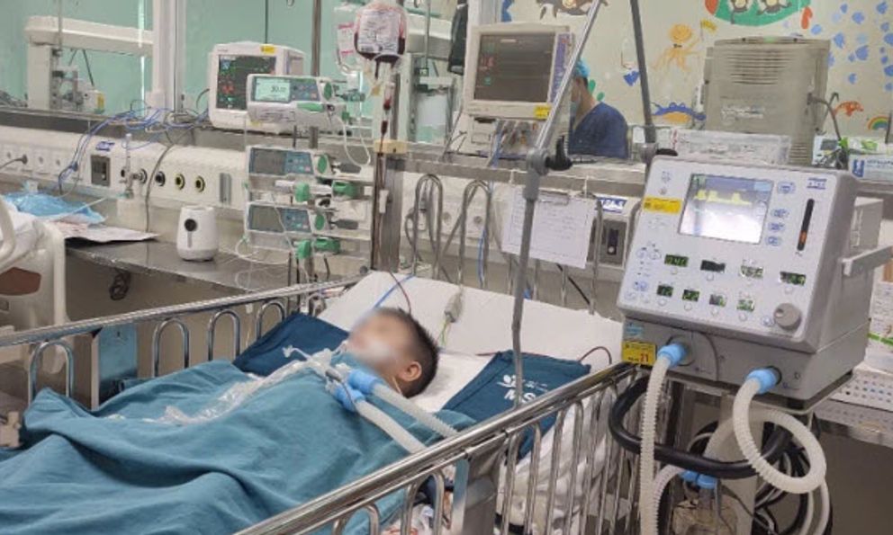 Tin vui: Bé trai 4 tuổi ở Nam Định trong vụ nghi vấn “đóng đủ tiền mới cấp cứu” đã qua nguy kịch