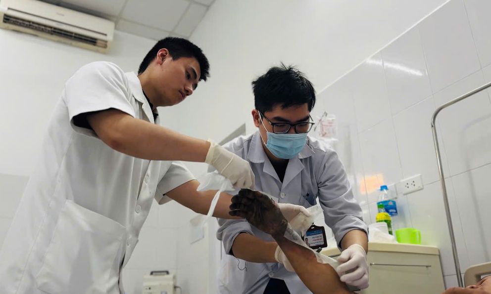 Người đàn ông 37 tuổi thoát chết thần kỳ sau khi bị điện giật, tay phải cháy đen