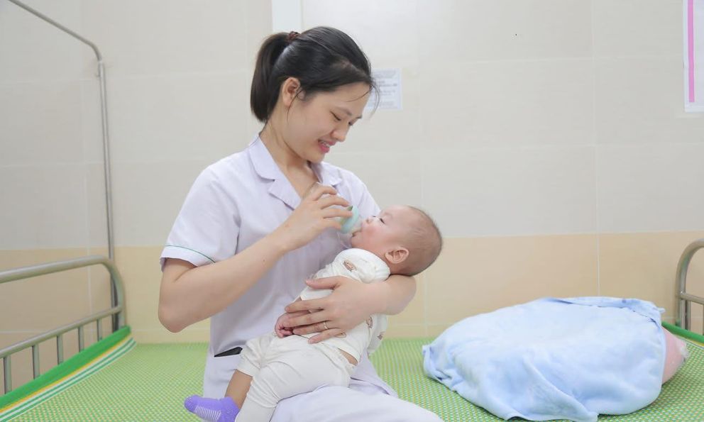 Bé trai 6 tháng tuổi bị bỏ rơi trước cổng chùa Bồ Đề, ai có thông tin xin liên hệ số điện thoại này