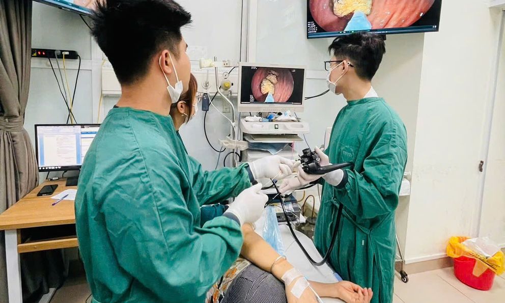 Kinh hoàng phát hiện bã thức ăn to bằng quả trứng trong dạ dày cụ bà do thói quen ăn các loại trái cây xanh