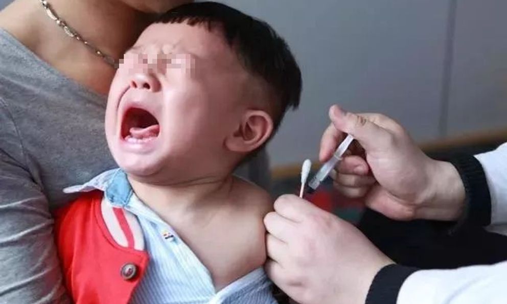 Tại sao người già và trẻ em dễ gặp phản ứng nặng hơn khi tiêm vắc xin sởi, làm gì để đảm bảo an toàn?