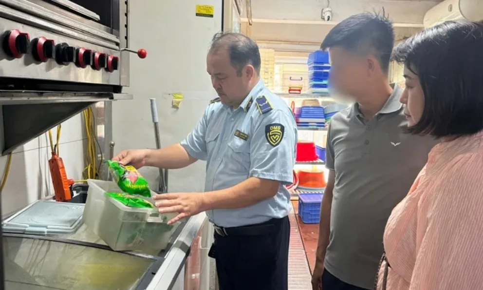 Vụ “lòng se điếu dài 40m”: Chủ quán có thể bị xử phạt những hành vi nào?