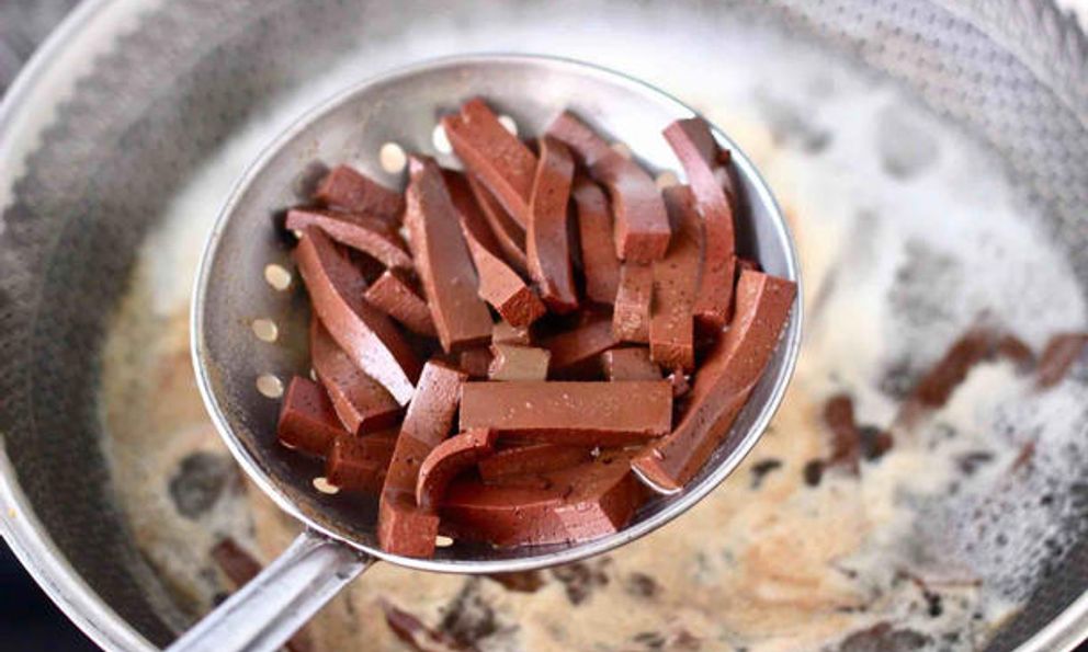 Đi mua tiết lợn, người thông minh chỉ cần nhìn vào 3 điểm này là phân biệt được luôn tiết lợn thật hay giả