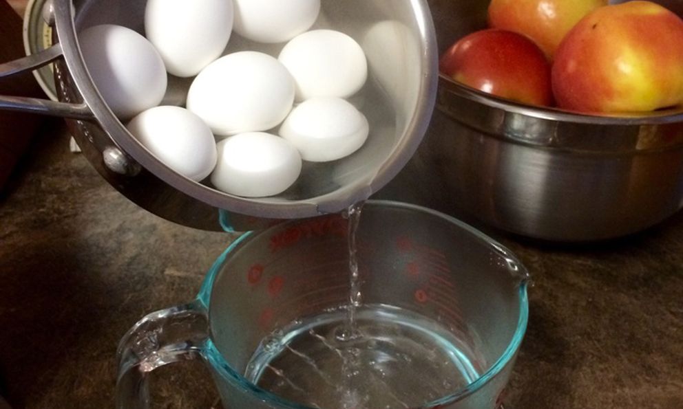 Nước luộc trứng tưởng vô dụng hóa ra là báu vật: Từ kích thích mọc tóc con tới đuổi “mầm bệnh” trong bếp