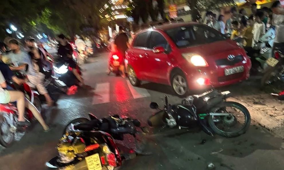 Vụ ô tô tông liên hoàn 6 xe máy ở Hà Nội: Tài xế có được rời khỏi hiện trường sau khi gây tai nạn?