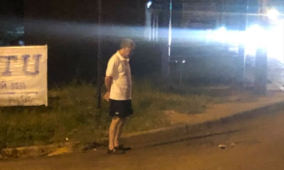 Bức ảnh ông lão tối nào cũng đứng ở trạm xe tăm tối mà không bao giờ lên xe gây “bão mạng”: Lý do khiến nhiều người bật khóc