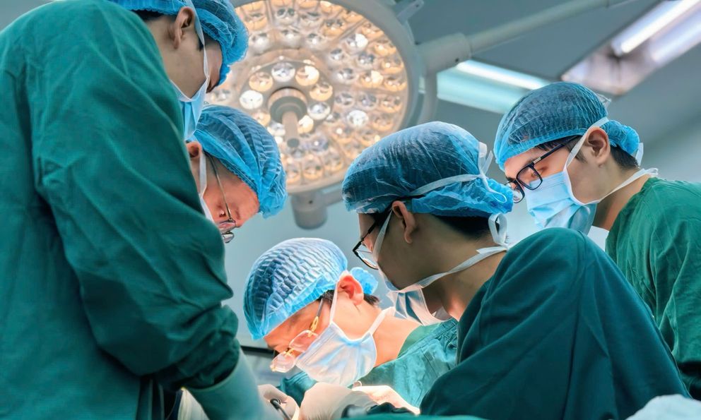 Nam công nhân bị cuốn vào máy cắt đứt lìa ngón tay do 1 lỗi nhiều người thường mắc phải