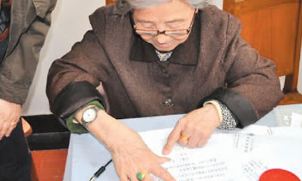 Mẹ già để lại toàn bộ 15 mảnh đất giá 426 tỷ đồng cho 2 con trai, con gái không được gì: Tòa ra phán quyết bất ngờ vì đúng 1 câu kỳ lạ trong di chúc