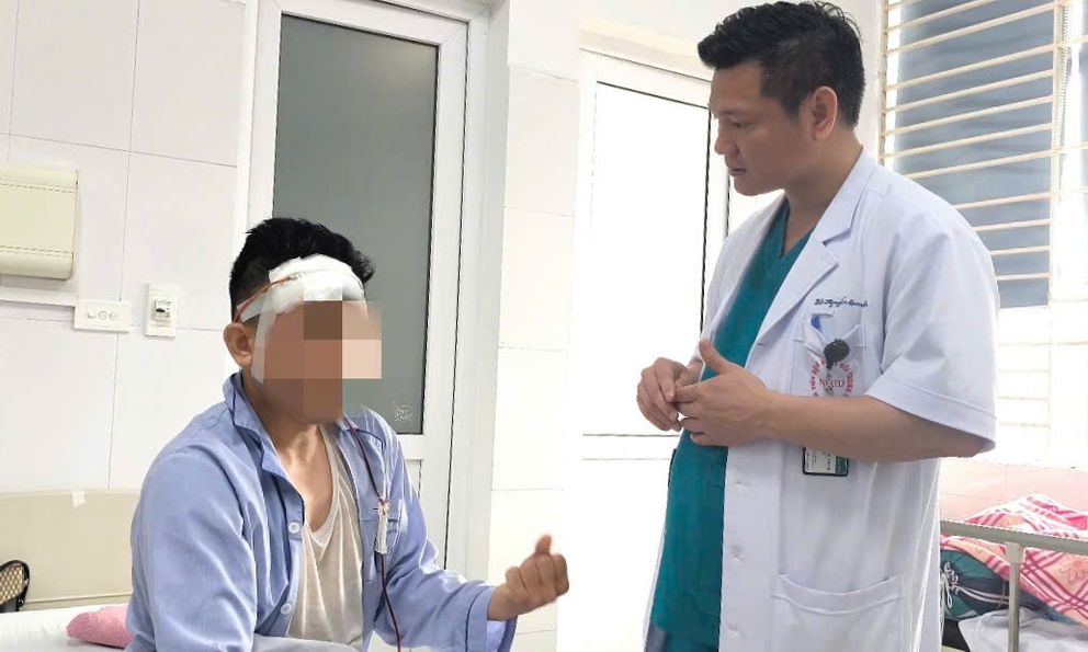 Cứu sống người đàn ông liệt nửa người do tai nạn xe máy đập đầu vào đuôi xe tải