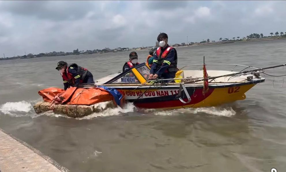 Vụ con trượt chân trôi xuống sông, mẹ chạy đến cứu cũng bị nước cuốn theo: Tìm thấy cả 2 nạn nhân