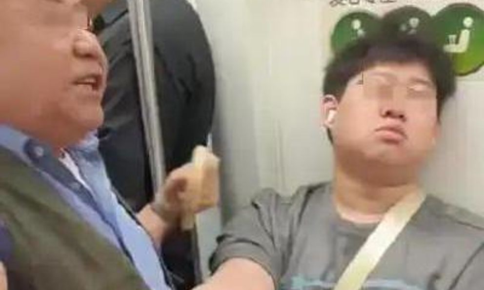 Xôn xao vụ việc thanh niên không nhường chỗ cho cụ già 83 tuổi trên tàu điện ở Trung Quốc: Ông lão mới là người bị bạo lực mạng 