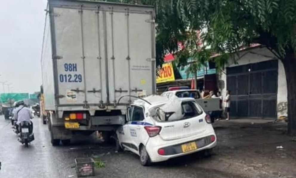 Taxi tông vào ô tô tải dừng ven đường, tài xế nằm bất động trong xe