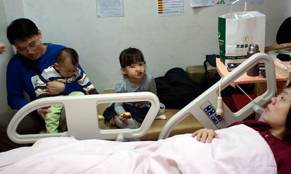 3 người một nhà cùng mắc ung thư, người mẹ liên tục mắng bác sĩ chẩn đoán sai cho đến khi tự nhìn vào tủ lạnh