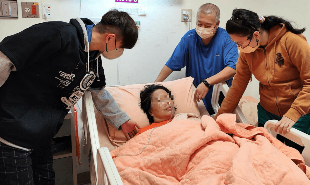Người phụ nữ đột quỵ sau khi gội đầu vào mùa hè! Cảnh báo: Sau 60 tuổi, khi gội đầu cần ghi nhớ “4 không”