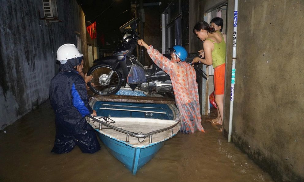 Bão số 1 gây mưa lớn, người dân Đà Nẵng trắng đêm chạy lụt giữa mùa hè