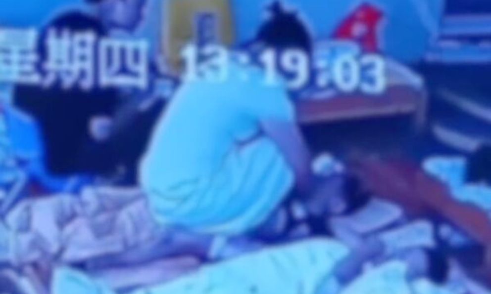 Giáo viên mầm non ngồi đè lên mặt học sinh để “dạy dỗ”, đoạn video từ camera an ninh gây phẫn nộ