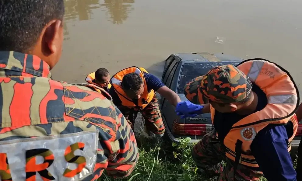 Phát hiện 6 thi thể gồm cặp vợ chồng trẻ và 4 đứa con trong xe ô tô chìm dưới đáy sông ở Malaysia