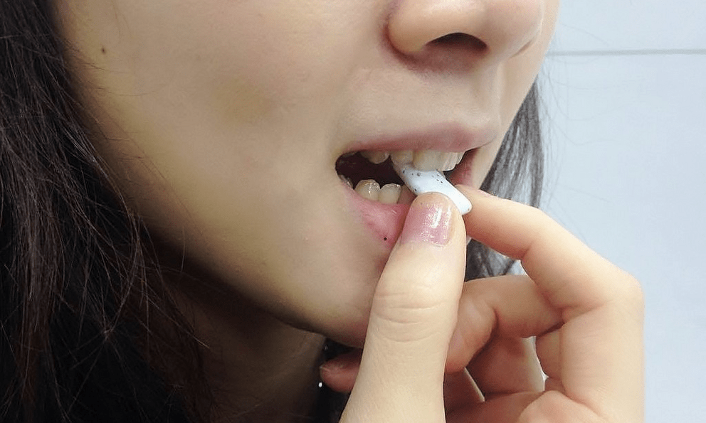 Nhai loại kẹo này 8 phút, bạn đã nuốt hàng nghìn hạt vi nhựa vào người: 5 nguồn ẩn chứa vi nhựa ít ai ngờ tới