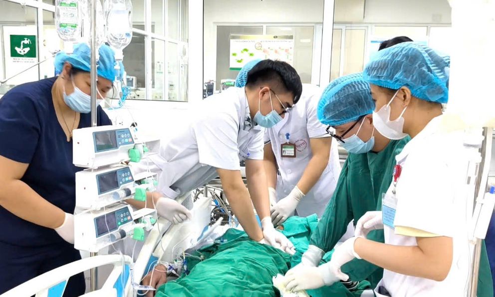 Người đàn ông ở Hà Nội co giật, tím tái nghi vấn do ăn tiết canh lòng lợn