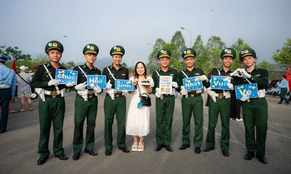 Những khoảnh khắc đẹp nhất trong buổi hợp luyện diễu binh sáng 9/7: Một cô gái được các chiến sĩ mừng sinh nhật theo cách đặc biệt!