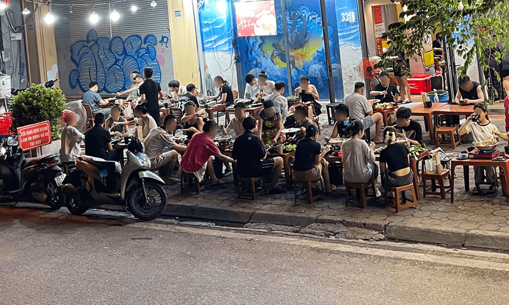 Vỉa hè Hà Nội tiếp tục bị “nuốt chửng” bởi hàng quán, người đi bộ xuống lòng đường nhường cho... người đi nhậu