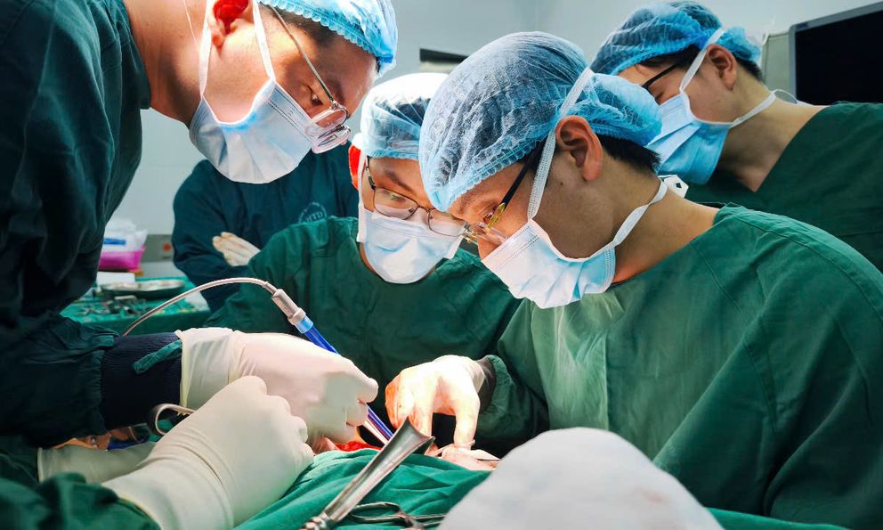 Biến chứng nguy hiểm do zona, cụ bà 78 tuổi bị hoại tử nửa chu vi đầu