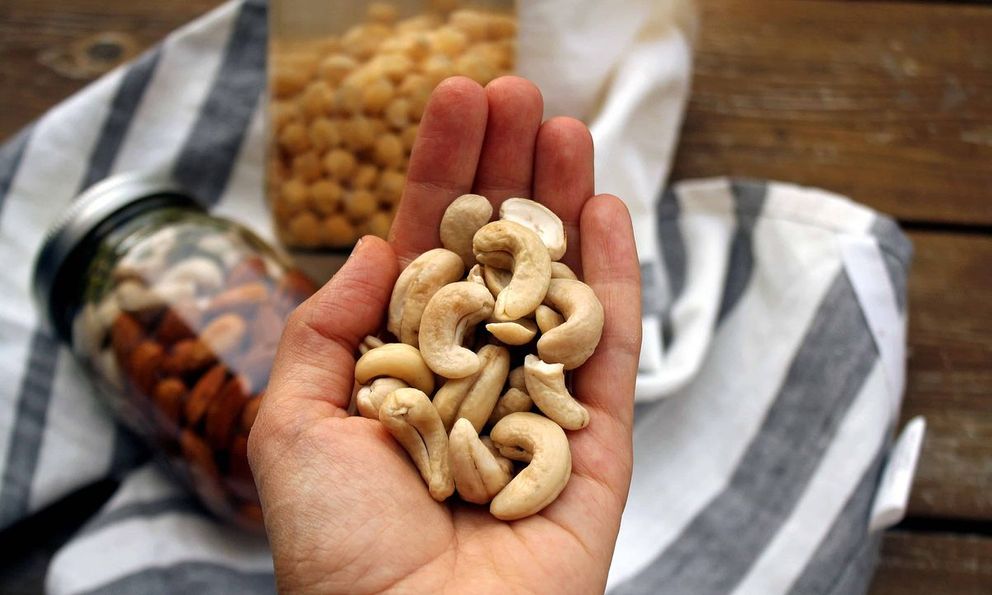 4 loại hạt vứt lăn lóc trong nhà cũng đừng dại mà ăn: Phá gan, hại thận, ung thư tìm đến