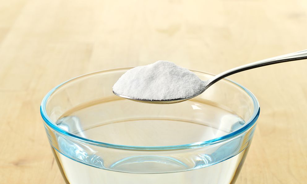 Pha loãng 2 thứ màu trắng với nước được chuyên gia ca ngợi là cách tẩy sạch “độc tố” trong tủ lạnh: Rất quen trong bếp