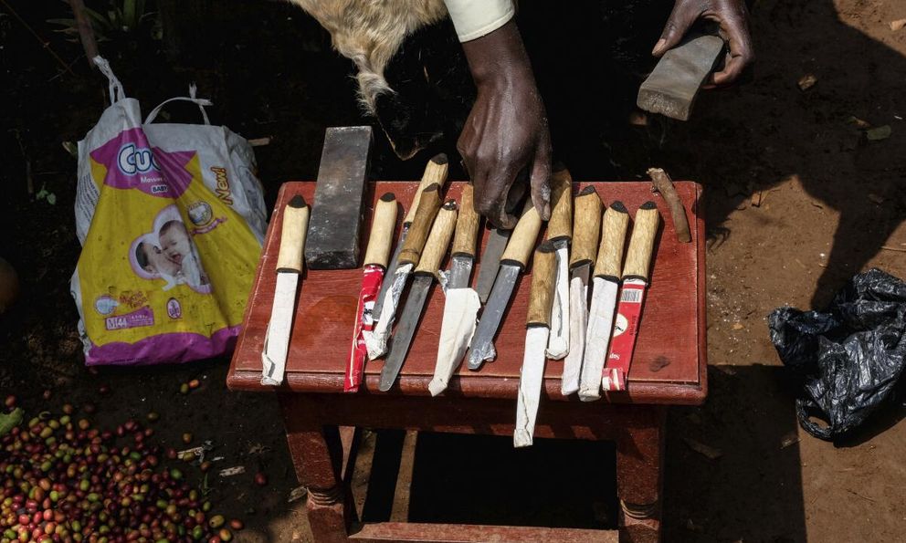 Lễ cắt bao quy đầu tập thể chết người ở Nam Phi: 39 bé trai vừa tử vong 