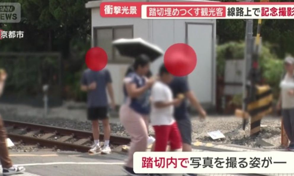 Khách du lịch tràn ra đường ray nổi tiếng 