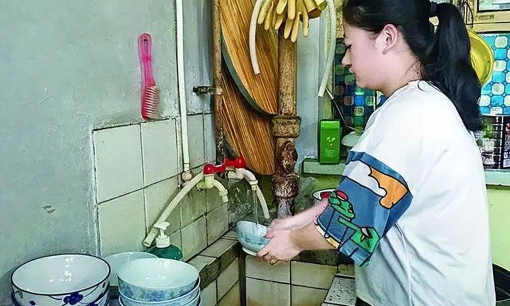 Rửa bát sai cách chẳng khác nào... ăn thuốc độc mỗi ngày nhưng nhiều gia đình Việt đang mắc phải