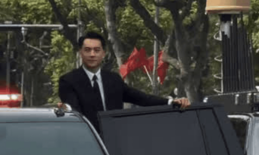 Visual tuyệt đối điện ảnh của nam cảnh vệ 1m85 trong đội hình Công an trình diễn chống khủng bố tại Hồ Gươm