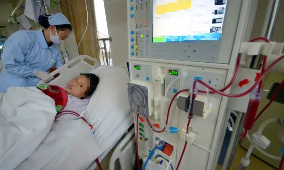 Bé gái 13 tuổi đã suy thận nặng, bác sĩ hỏi 3 câu liền lộ ngay thủ phạm: Là thứ nước 