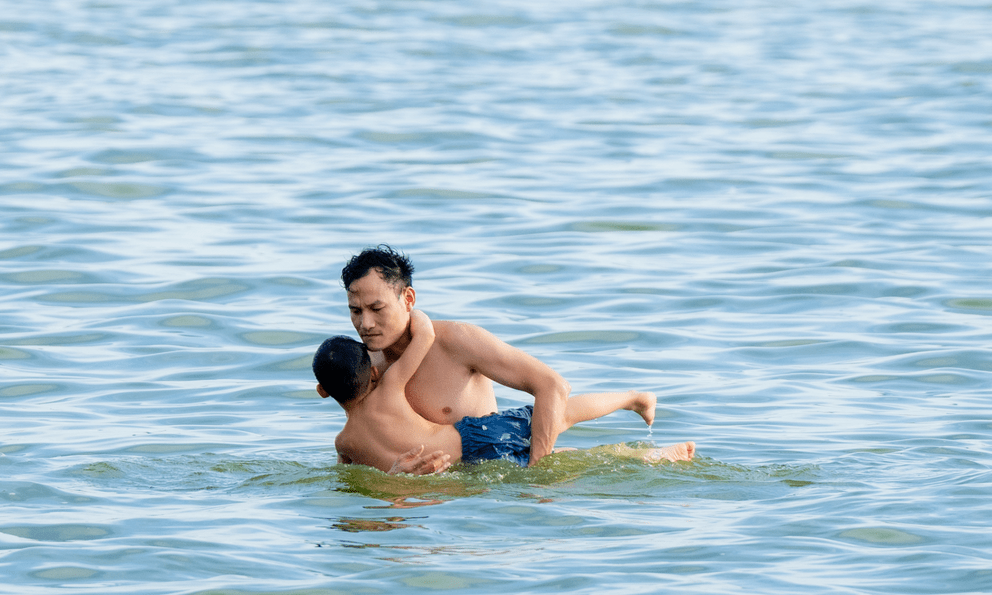 Cảnh tượng lạ trong những chiều Hà Nội 40 độ C