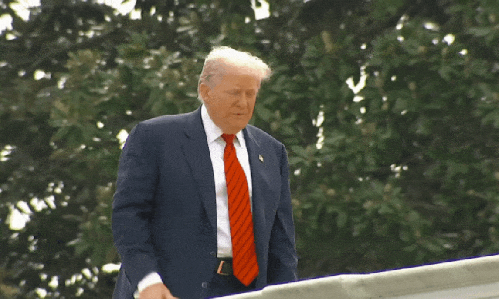 Tổng thống Trump đi dạo trên nóc Nhà Trắng