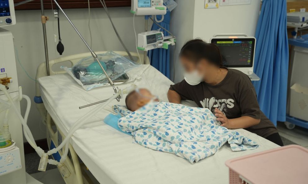 Bé trai 15 tháng tuổi nhập viện gấp do tổn thương phổi nặng vì uống phải tinh dầu đuổi muỗi