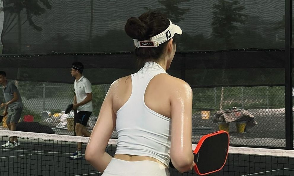 Đem cả vàng đi bán để mua đồ tập pickleball